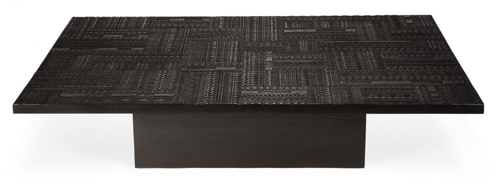 Schwarzer Ethnicraft Couchtisch "Tabwa Blok" aus Teakholz mit auffälligem, ethnischem Muster auf der Tischplatte.