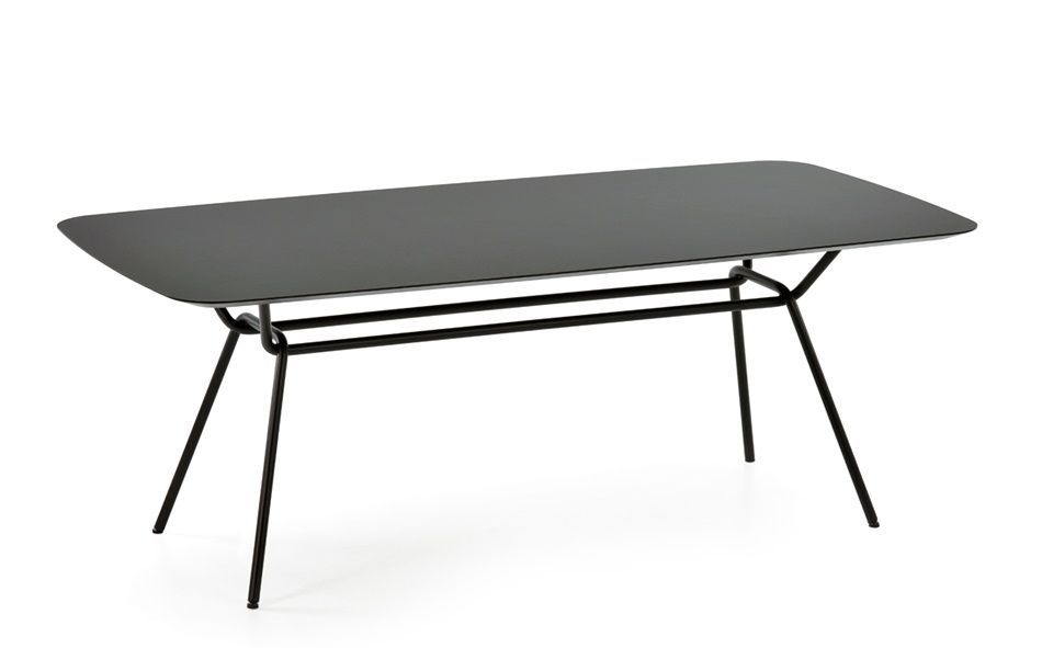 Schwarzer Strain Tisch von Prostoria für Indoor und Outdoor, minimalistisches Design mit Stahlgestell.