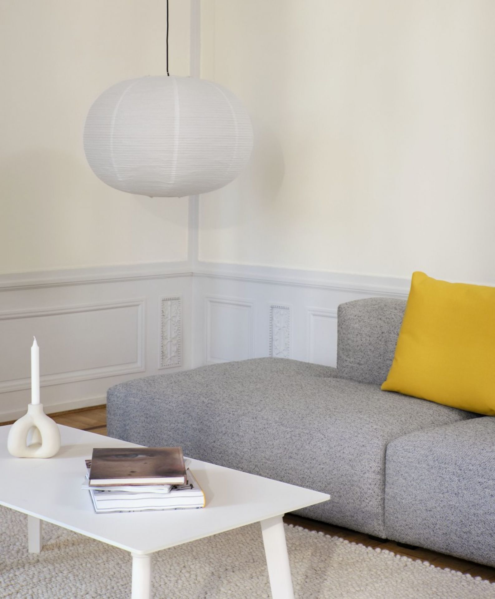 Weißer Rice Paper Lampenschirm (70 cm) von Hay über Sofa in modernem Wohnzimmer.