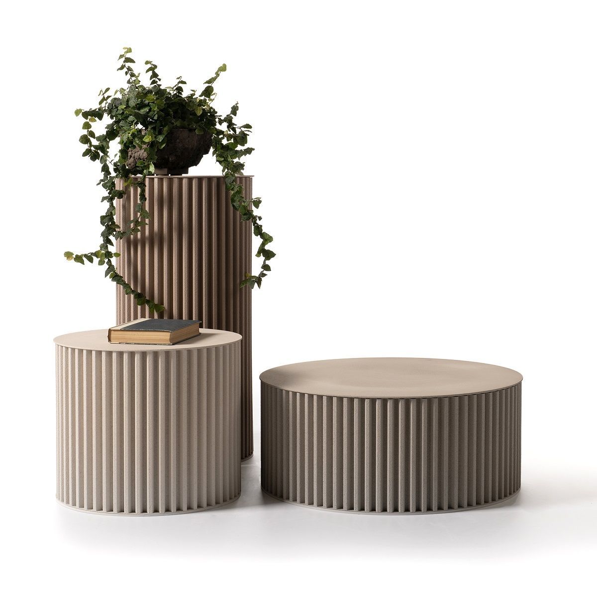 Herclino Couchtisch Set: Drei runde Beistelltische, Indoor/Outdoor geeignet, geriffelte Oberfläche, modernes Design.