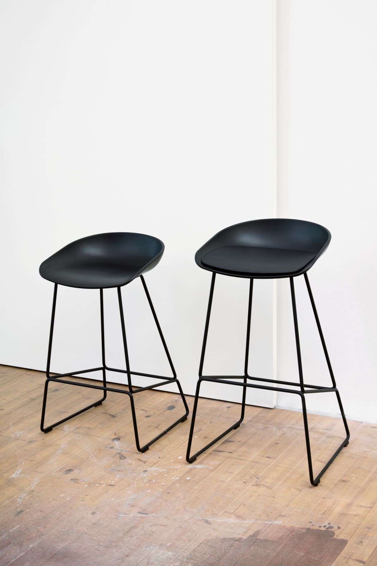 About a Stool AAS 38 / AAS38 Barhocker Hay Schale schwarz / Gestell schwarz SH 65 cm EINZELSTÜCK