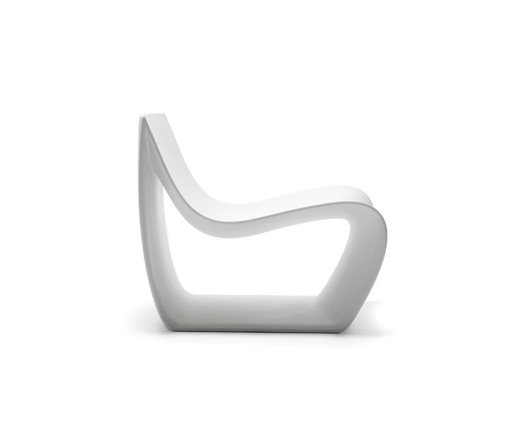 SIGN Armchair, schlammfarben, für Innen und Außen. Moderner Sessel aus mattem Material.