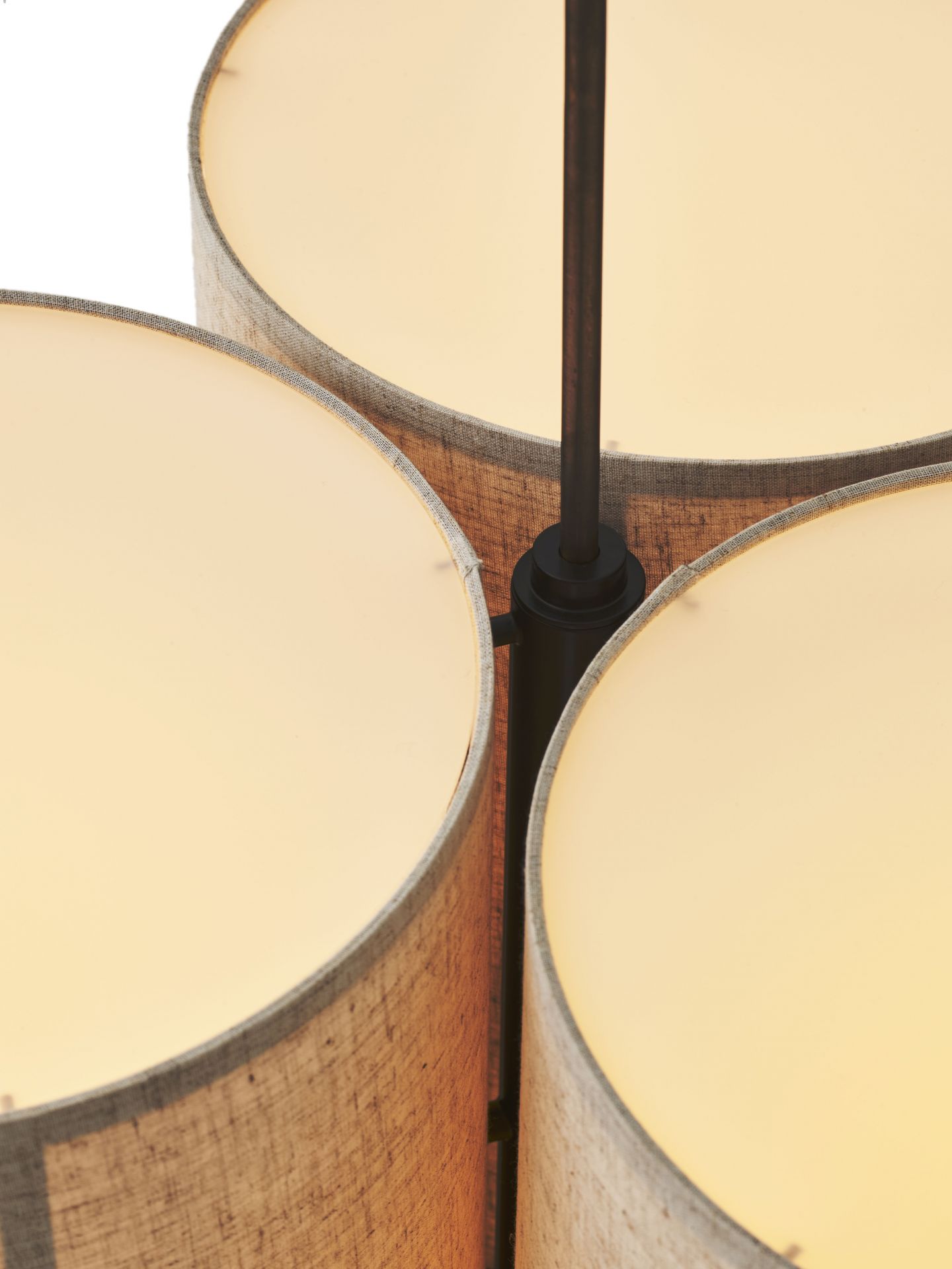 Detailaufnahme der Hashira Pendelleuchte mit drei Stoffschirmen in Rohleinen-Optik.