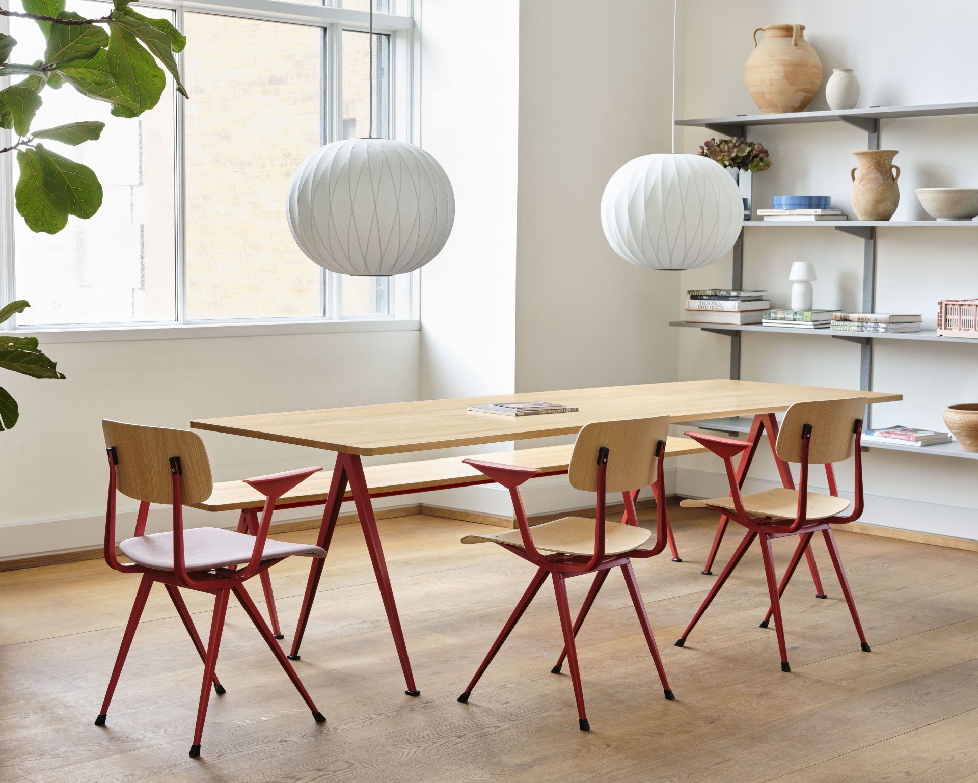 Esszimmer mit Hay Result Armchair Armlehnenstühlen in Rot und Holztisch, skandinavisches Design.