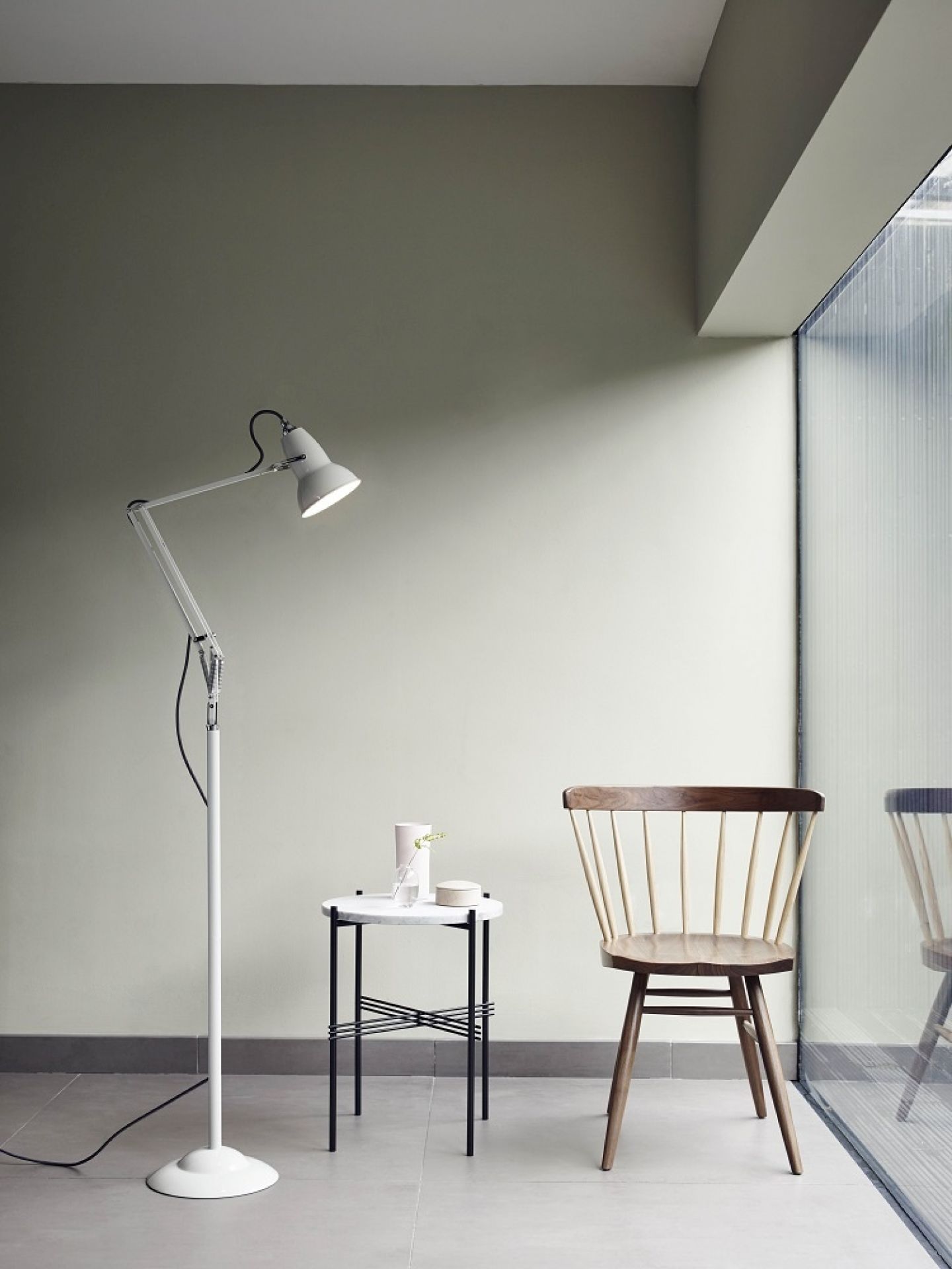 Anglepoise Original 1227 Stehleuchte in Taubengrau, flexible Arbeitsleuchte für Wohnzimmer und Büro.