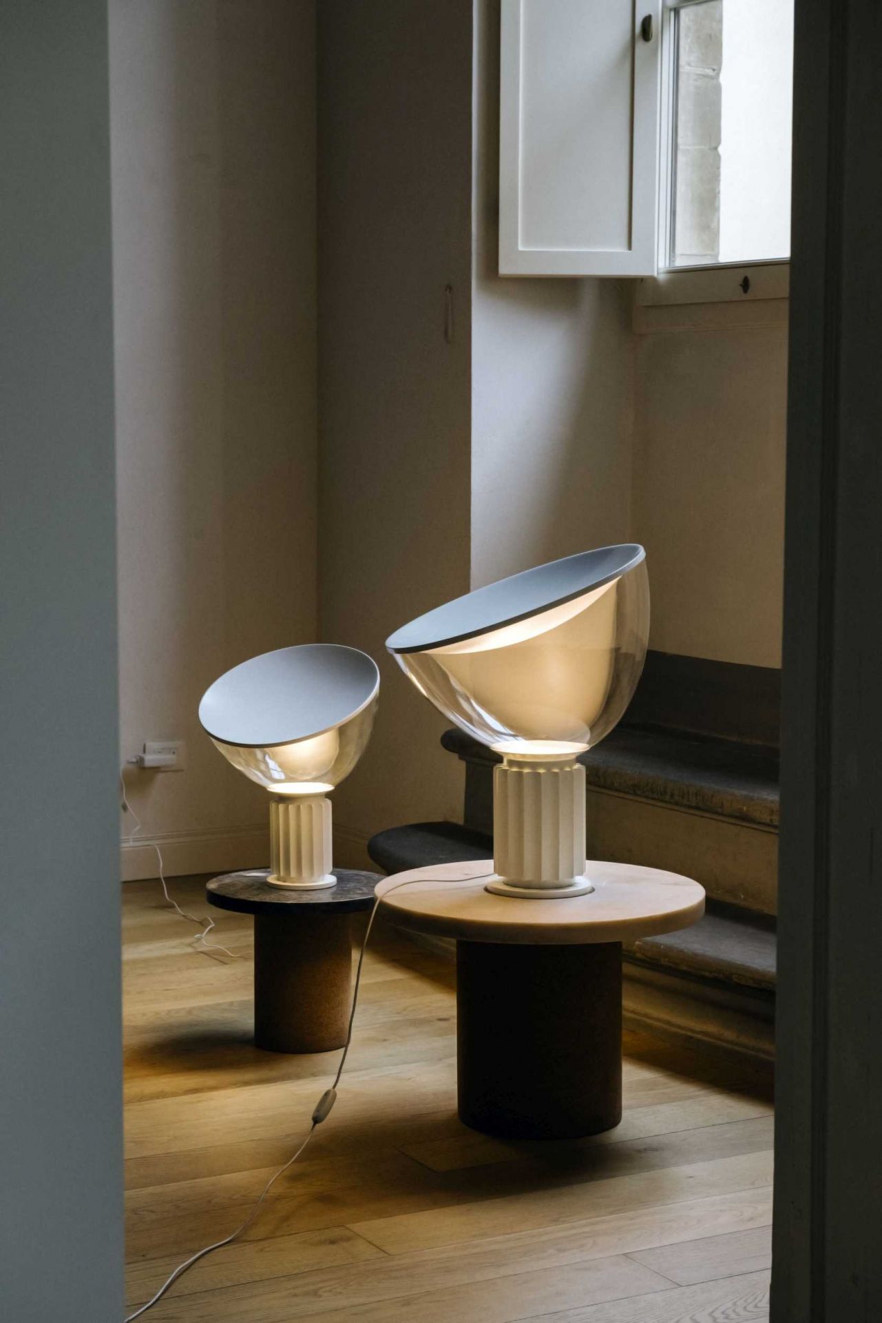 Zwei Taccia Tischleuchten von Flos, matt weißes Glas, modernes Design für Wohnzimmer und Schlafzimmer.