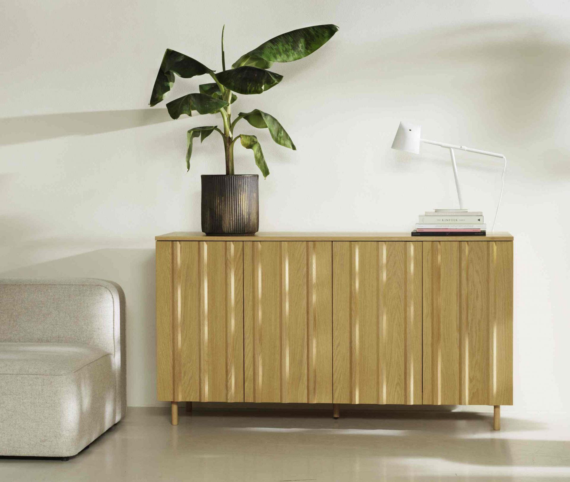 Normann Copenhagen Rib Sideboard aus hellem Holz mit geriffelten Türen und minimalistischem Design.