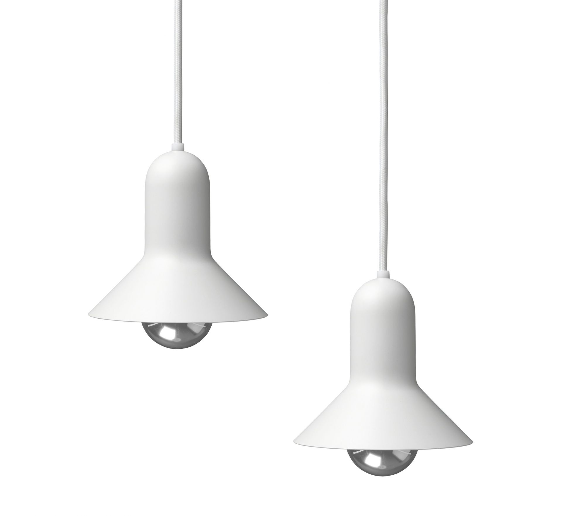 Zwei weiße Carl Hansen & Søn Pendelleuchten BT1091 Confetti mit silberner Kugel, modernes Design.