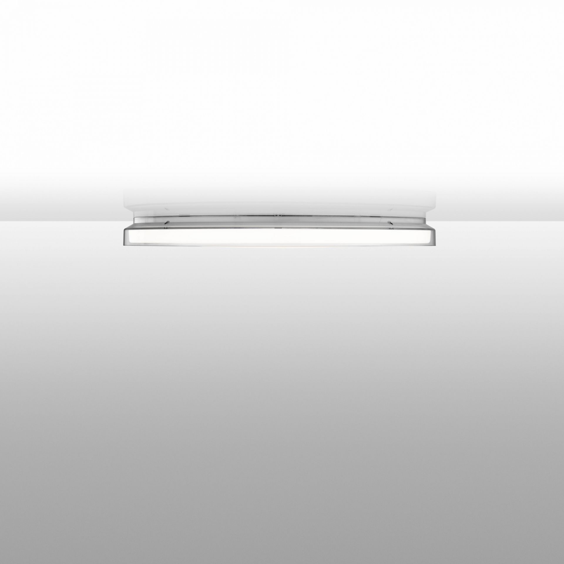 Nahaufnahme der Flos Clara Deckenleuchte, modernes Design für Wohnraumbeleuchtung.