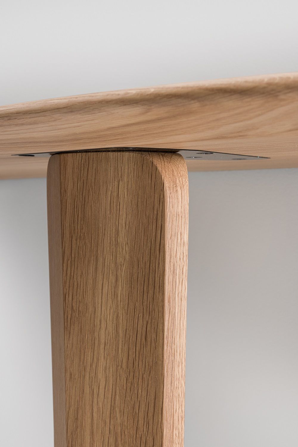 Detailaufnahme des Kuyu Console Tisches: Holzstruktur und asymmetrisches Design des Konsoltisches.