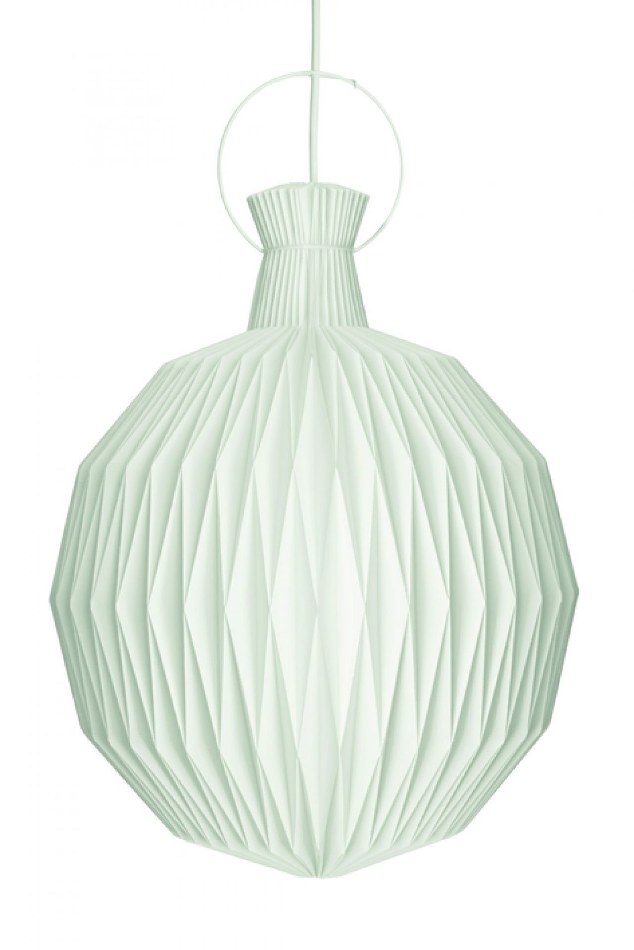 Weiße Model 101 Pendelleuchte von Le Klint mit plissiertem Papierschirm und filigranem Design.