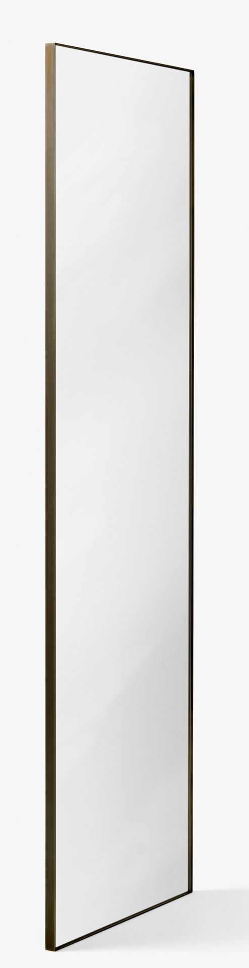 Amore Spiegel von AndTradition, 190cm hoch, mit schmalem, bronzefarbenem Rahmen. Moderner Wandspiegel.