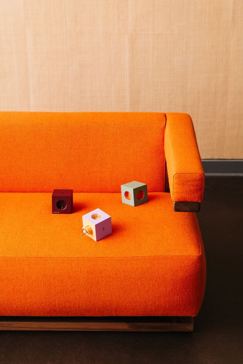 Square 2 - Avolt x Bauhaus Archiv Steckdosenwürfel limitierte Edition Lavender Glow dfp Design