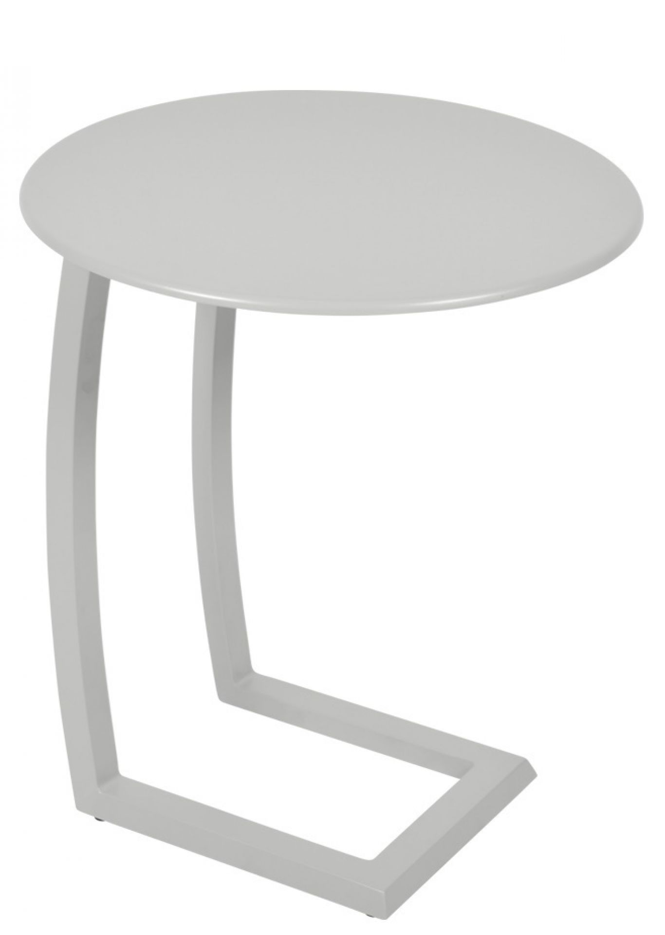 Alizé Outdoor Tisch von Fermob, versetzter Beistelltisch für Garten und Terrasse in Hellgrau.
