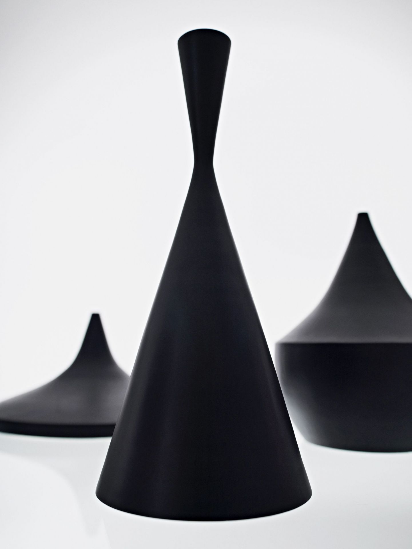 Drei schwarze Tom Dixon Beat Lampen in Kegelform, moderne Designer Wandleuchte.