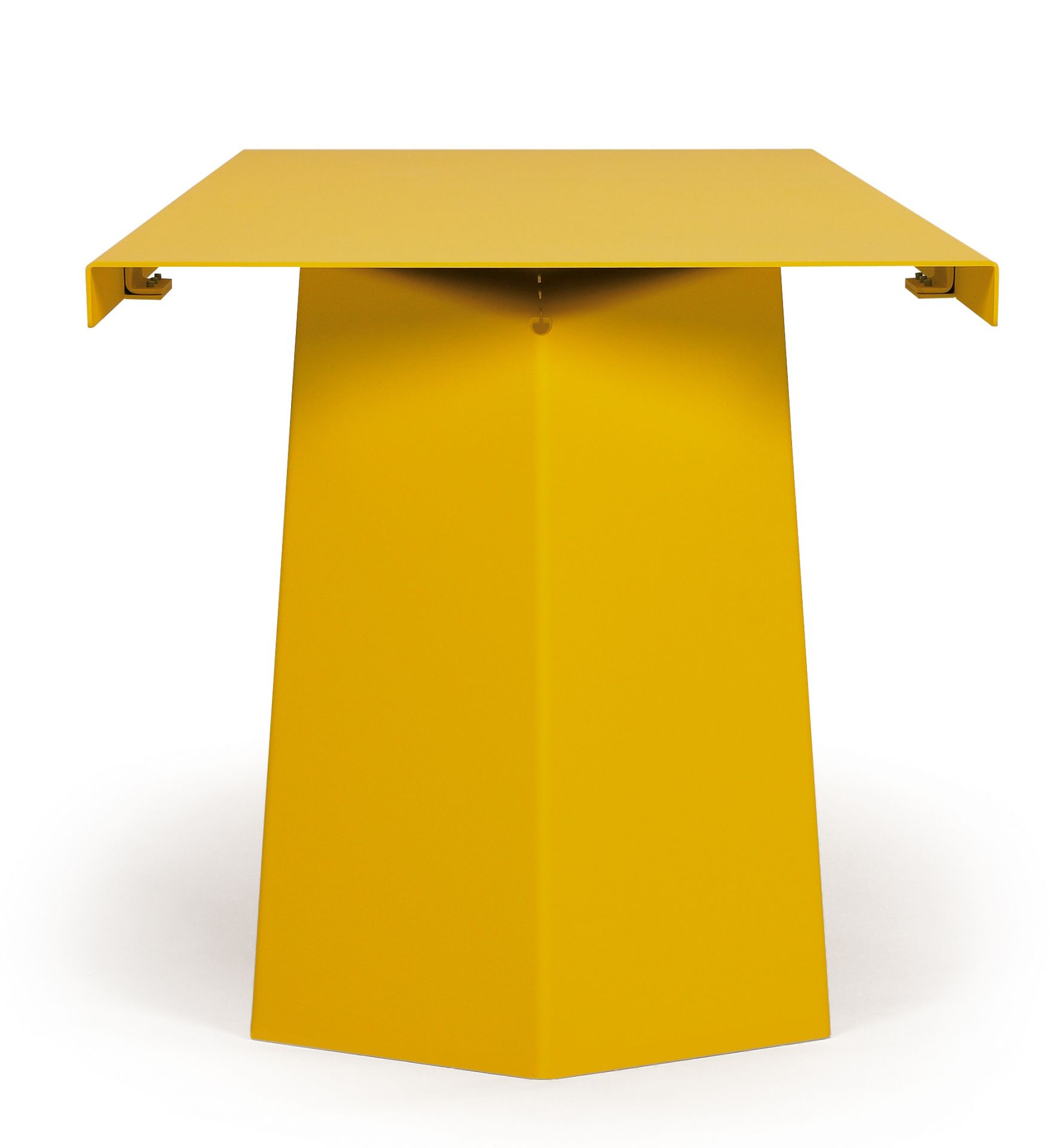 Gelber Pallas Tisch von ClassiCon, moderner Indoor Tisch mit quadratischer Tischplatte und massivem Fuß.