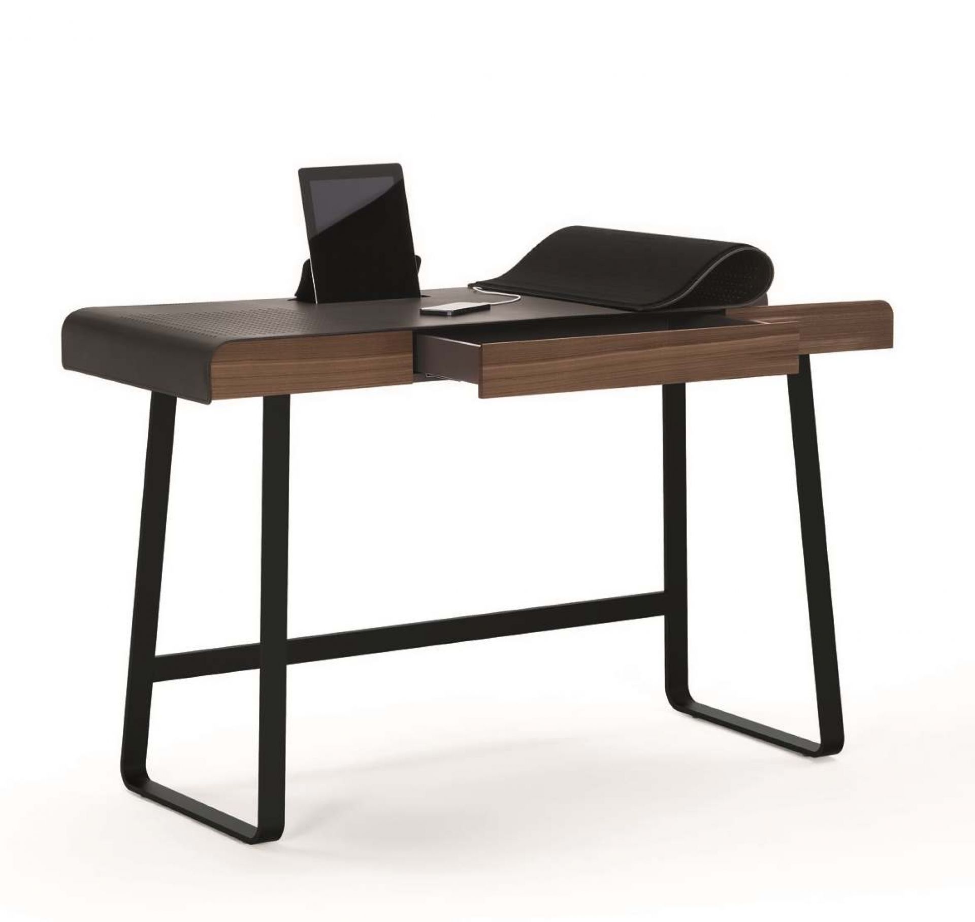Pegasus Home Desk Schreibtisch von ClassiCon mit Tablet, Mauspad und offener Schublade. Moderner Bürotisch.