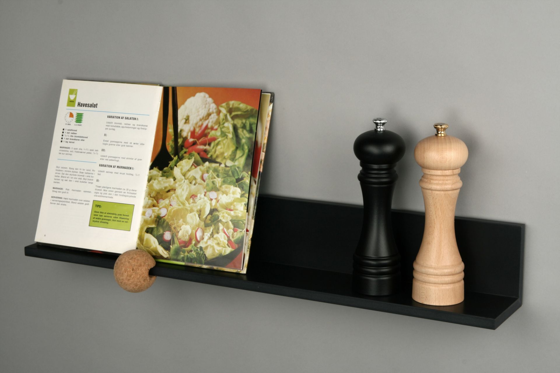 Schwarzes Wandboard "Straights" als Einzelstück. Dekorative Ablage für Kochbuch, Salz- und Pfeffermühle. Modernes Wandregal für Küche und Wohnraum.