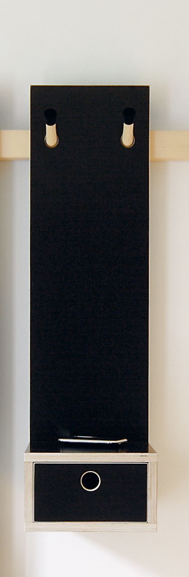 Schwarze Rechenbeispiel Ablage von Nils Holger Moormann mit Schubkasten und zwei goldenen Aufhängungen.