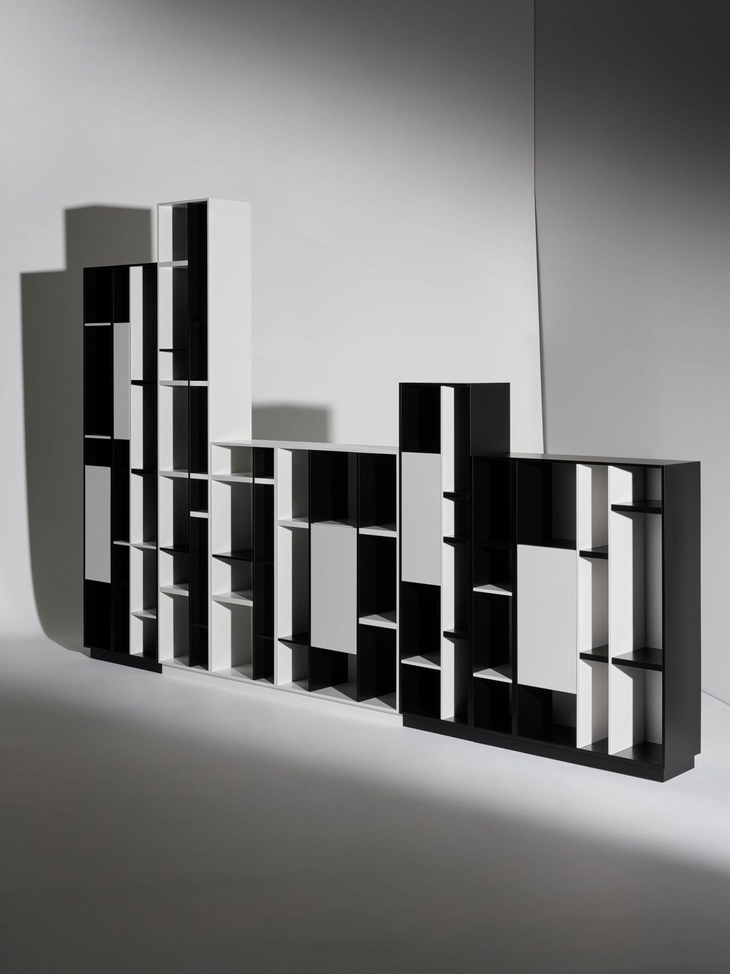 Schönbuch Plaid Regal, Höhe 120 cm, in Schwarz und Weiß, modernes Design für Wohnzimmer und Büro.