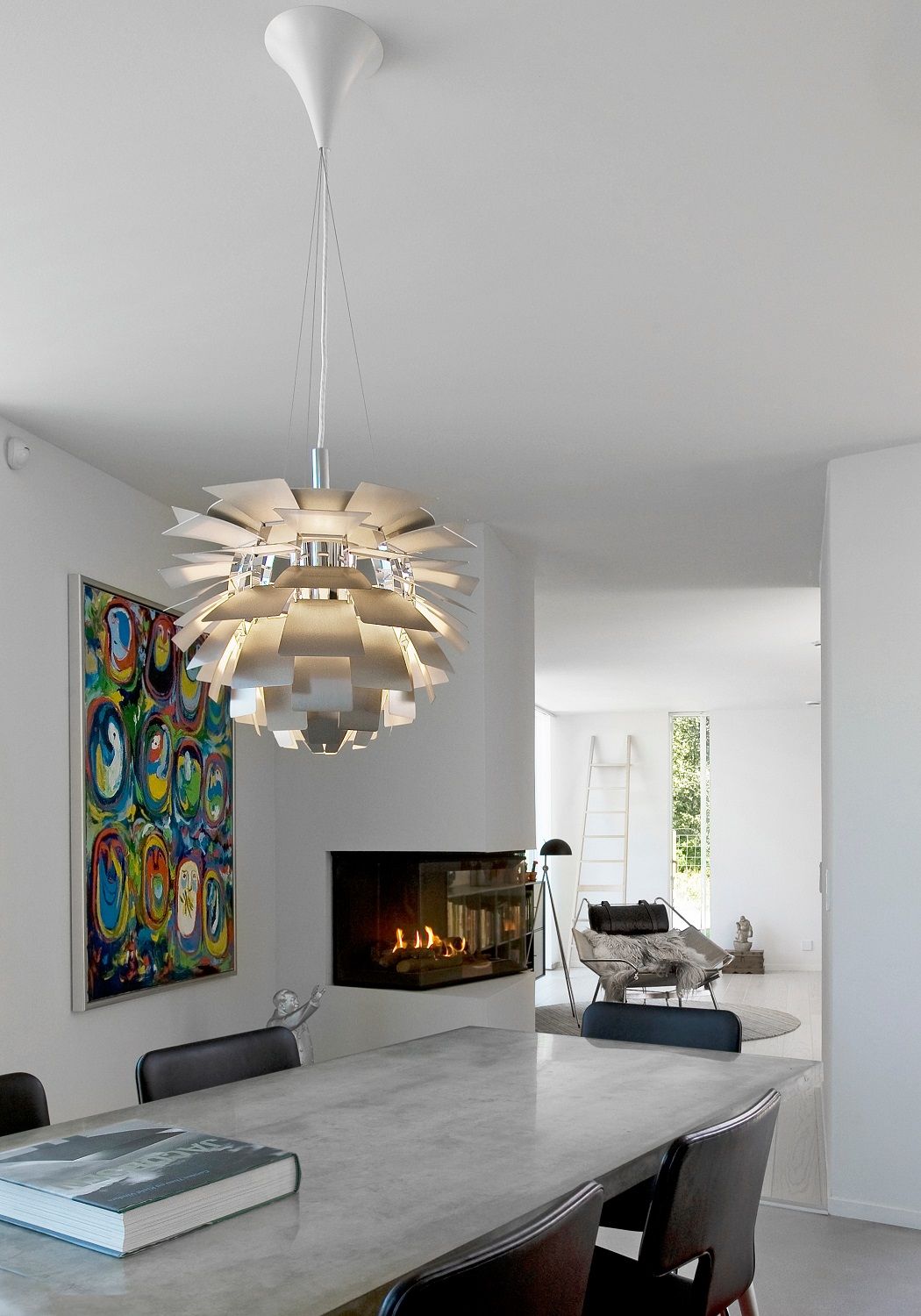 Moderne PH Artichoke Pendelleuchte von Louis Poulsen über Esstisch in stilvollem Wohnzimmer. Design Lampe.