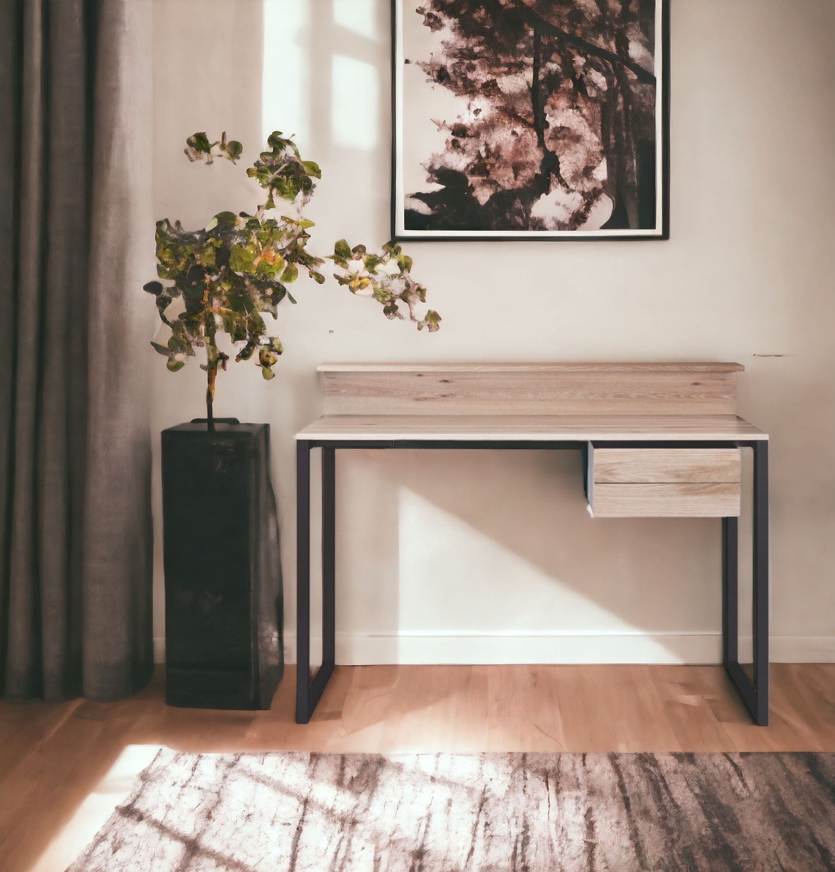 SC 06 Sekretär von Janua: Moderner Schreibtisch aus hellem Holz mit Schublade und schwarzem Gestell.