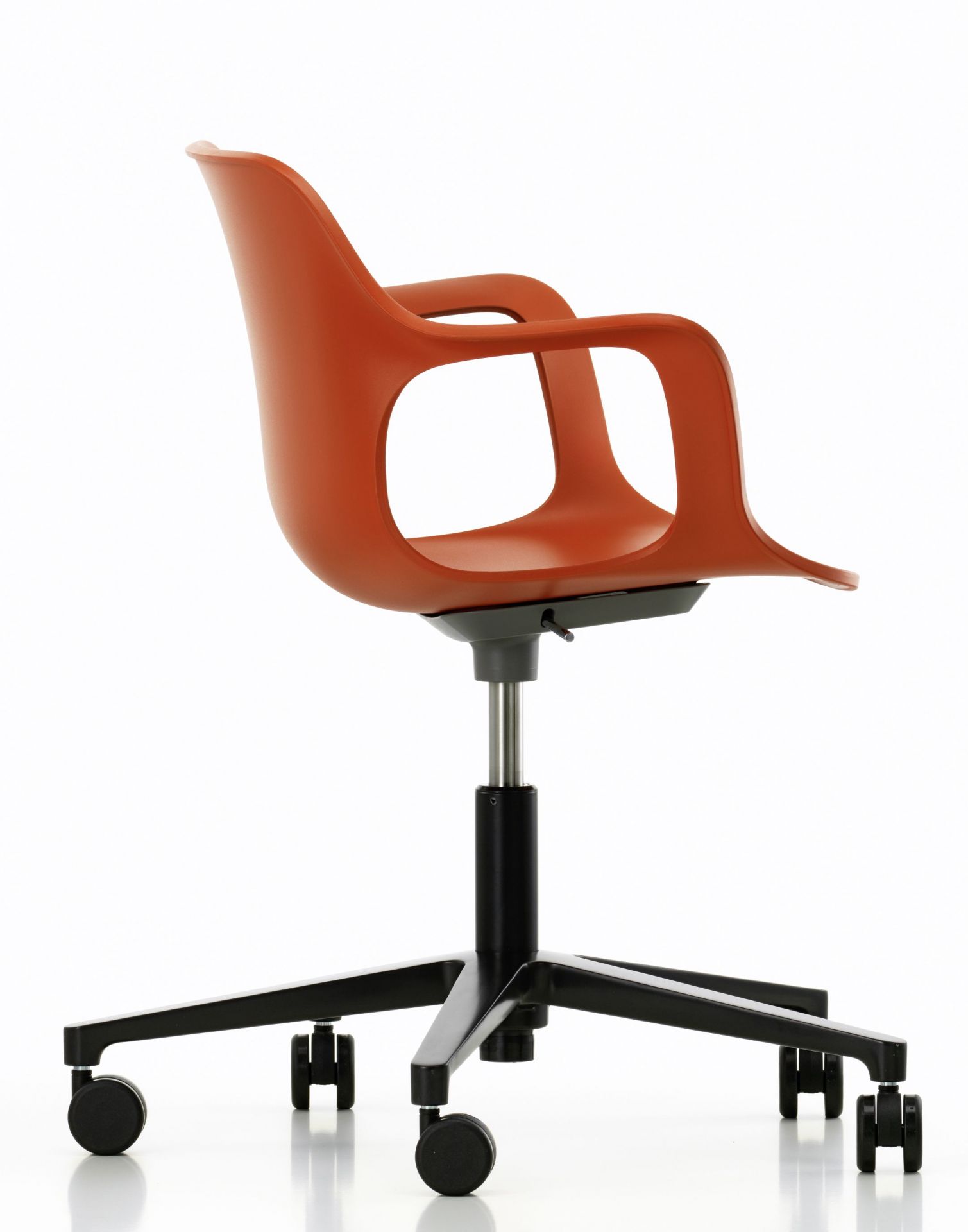 Orangefarbener Hal Armchair Drehstuhl von Vitra mit Armlehnen und schwarzem Fußkreuz.