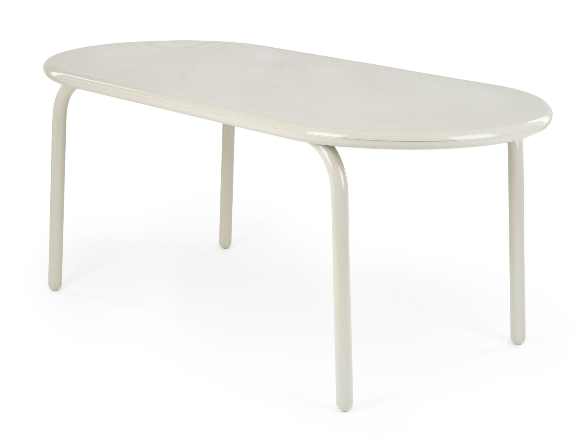 Ovaler Groove Outdoor Tisch von Tom Dixon in Putty Farbe auf weißem Hintergrund.