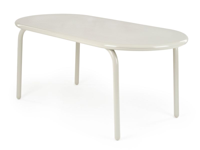 Ovaler Groove Outdoor Tisch von Tom Dixon in Putty Farbe auf weißem Hintergrund.