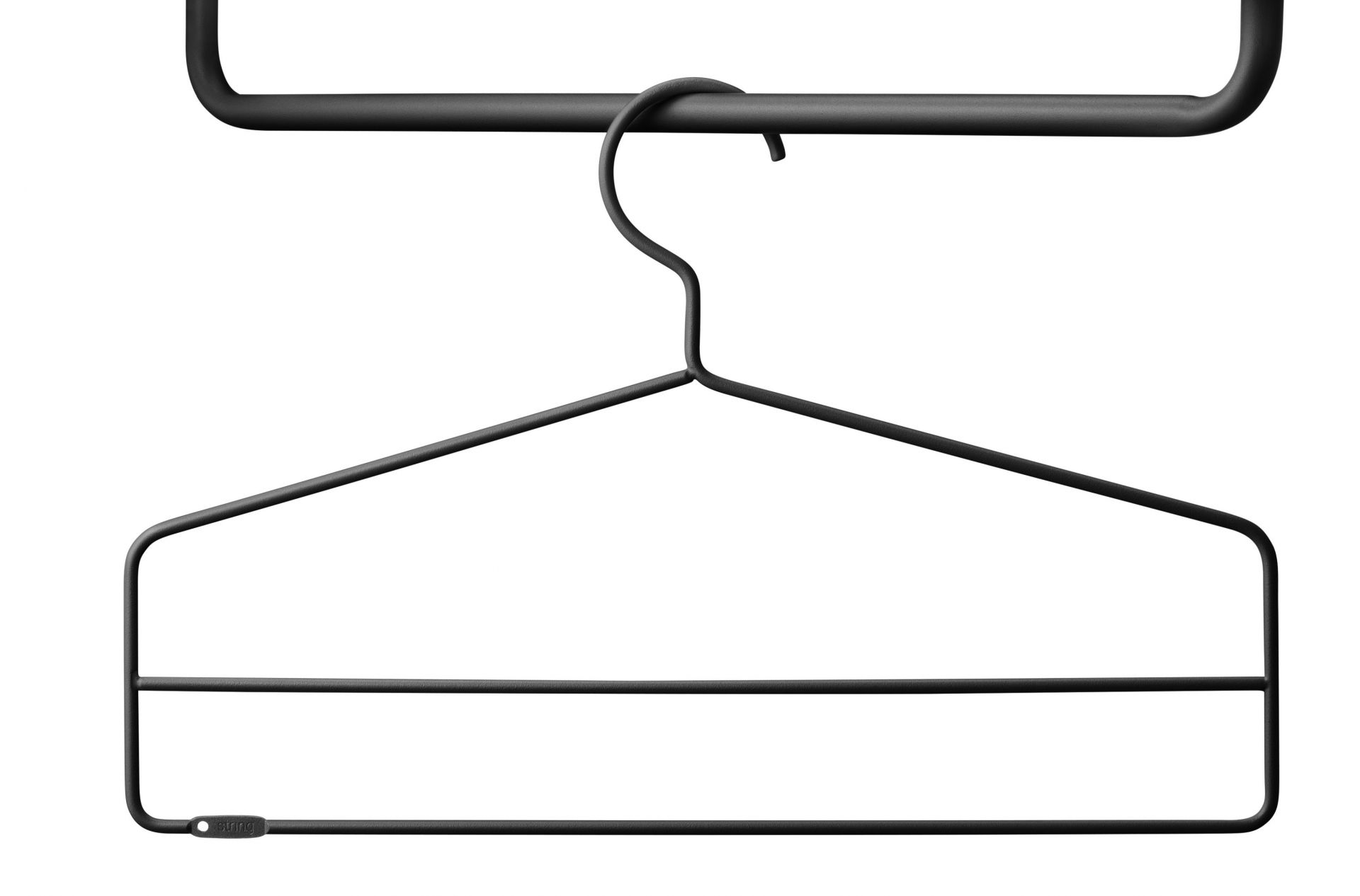 Schwarzer String Furniture Kleiderbügel, Teil eines 4er-Sets, für stilvolle Garderobenorganisation.