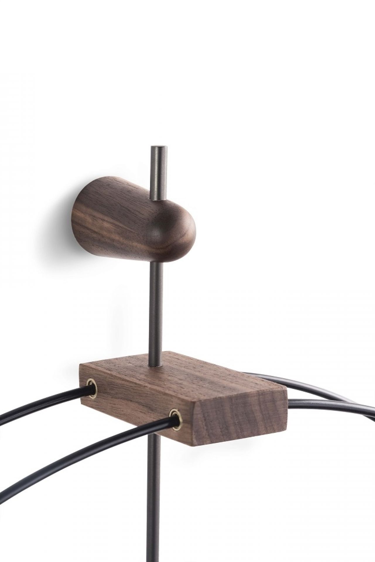 Detailaufnahme der Nomon Micro Barcelona Wanduhr in Schwarz mit Holzdetails und minimalistischem Design.