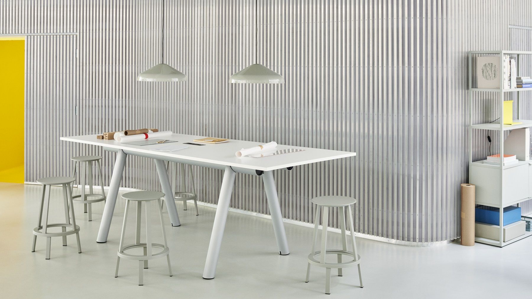 Weißer Boa Table Tisch von Hay mit grauen Barhockern und Papieren im hellen Raum.