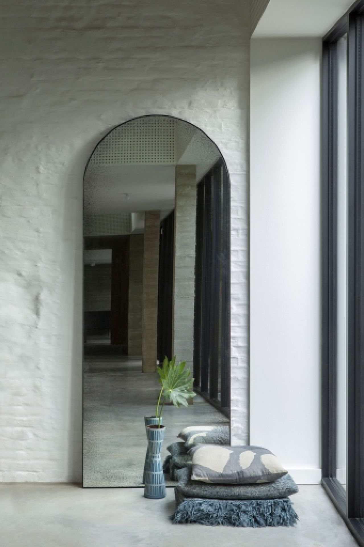 Ethnicraft Gate Bodenspiegel: Ganzkörperspiegel mit abgerundetem Rahmen und minimalistischem Design für moderne Einrichtungen.