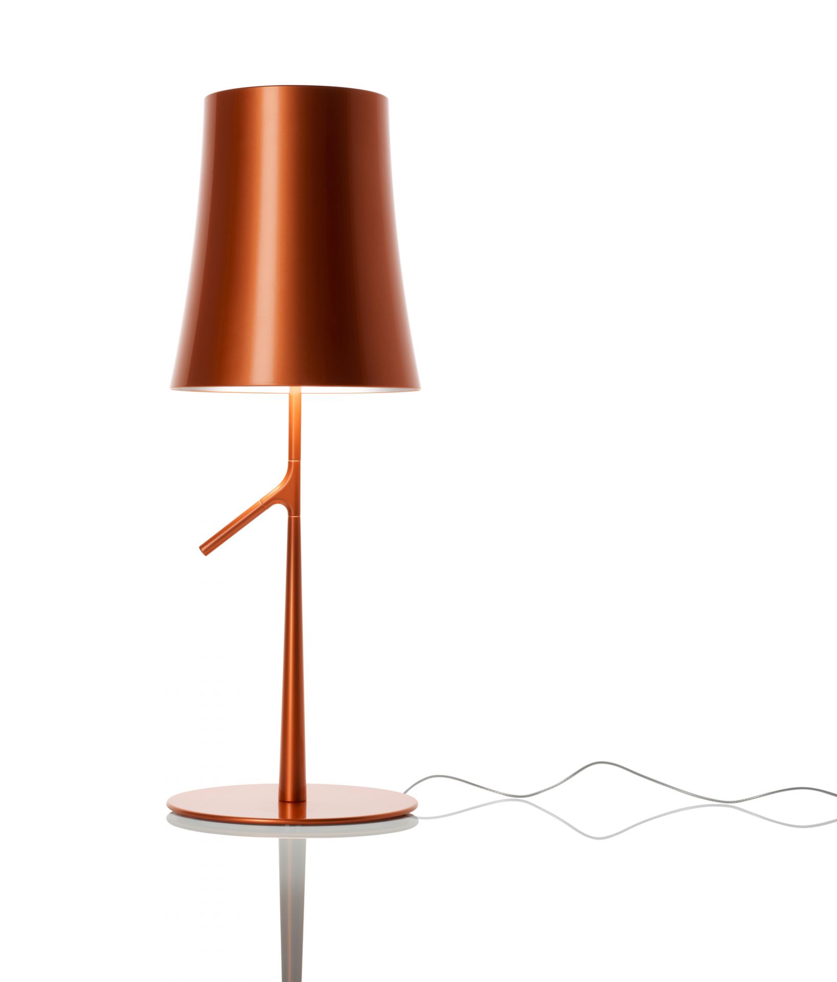 Birdie Piccola Tischleuchte von Foscarini in Kupfer: Moderne Designerlampe für Nachttisch oder Schreibtisch.