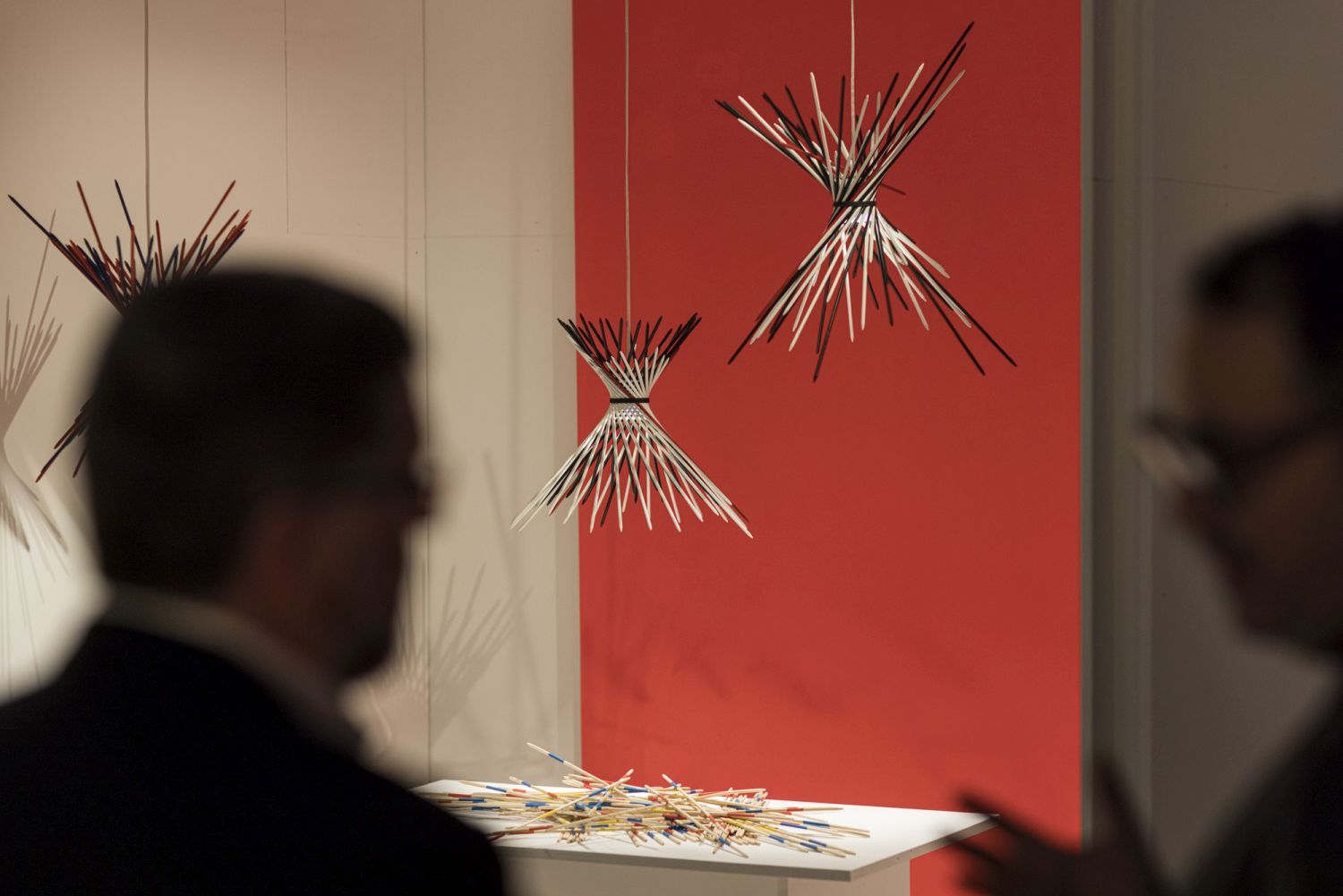 Pic-A-Stic Pendelleuchte von Ingo Maurer: Hängelampe aus vielen bunten Stäben, modernes Design.