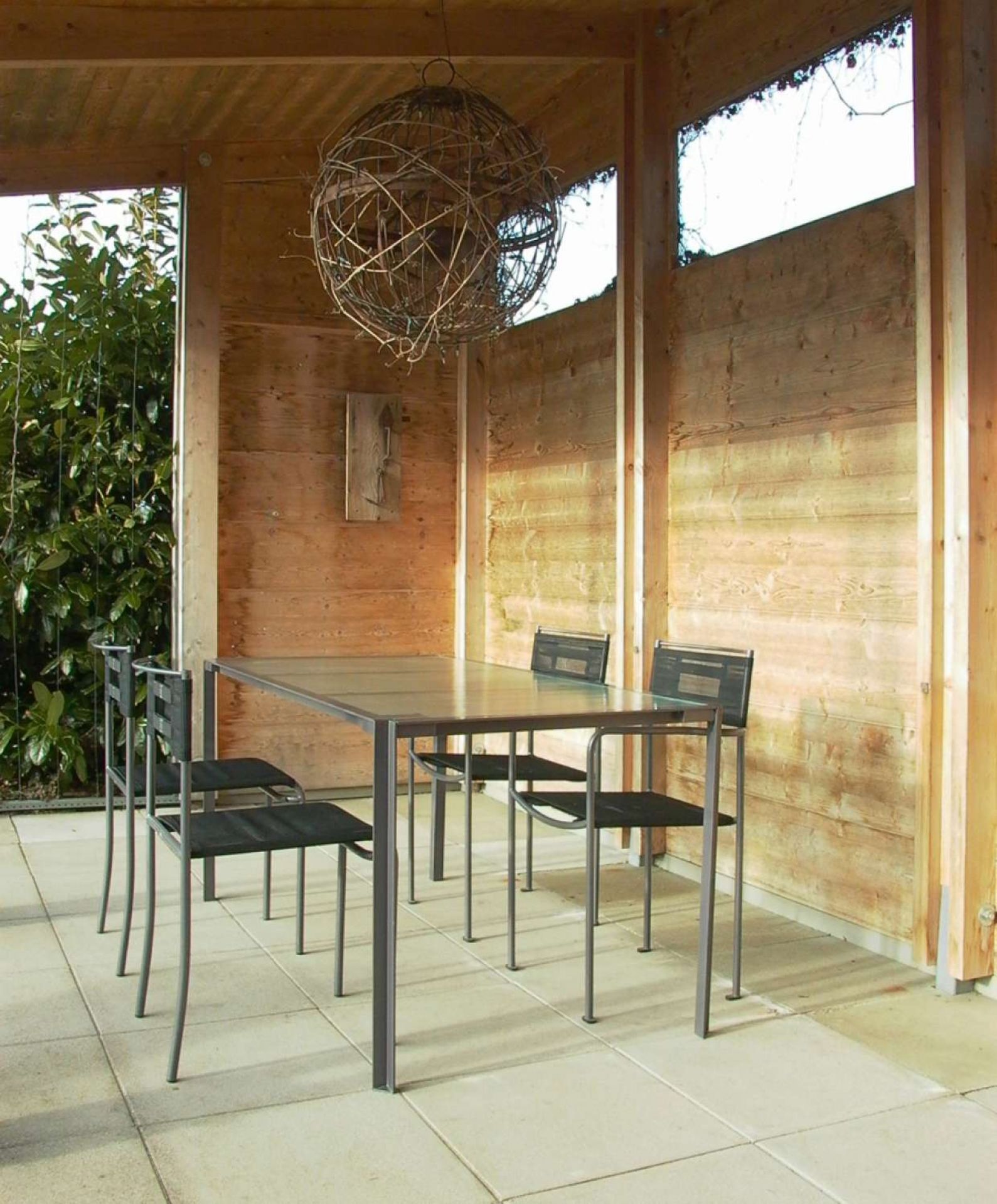 Green Gemini Stühle um einen Tisch im Freien, moderne Gartenmöbel für Terrasse.