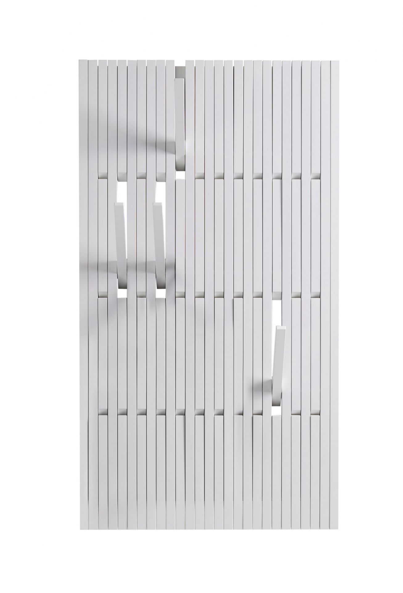 Weiße Piano Wandgarderobe von PER/USE, große Ausführung, mit ausgeklappten Haken. Moderne Garderobenlösung.