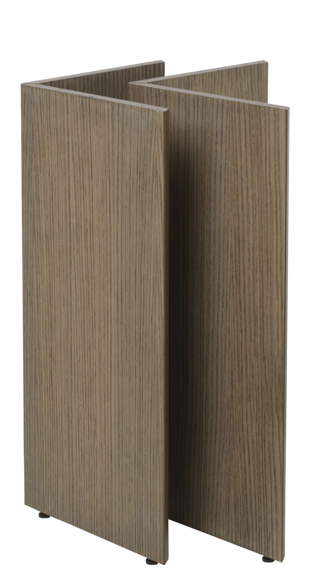 Detailaufnahme der Tischbeine des Mingle Table von Ferm Living, Eiche dunkel gebeizt. Modernes Möbeldesign.