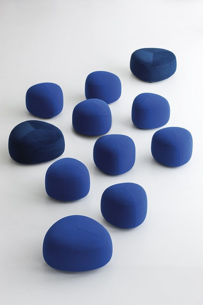 Blaues Kipu D01 Sitzkissen/Hocker La Palma, eine Gruppe moderner, runder Sitzmöbel auf weißem Grund.