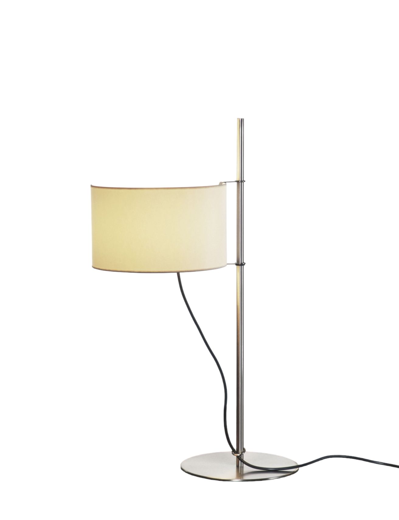 TMD Tischleuchte von Santa & Cole mit beigem Lampenschirm und silbernem Metallfuß.