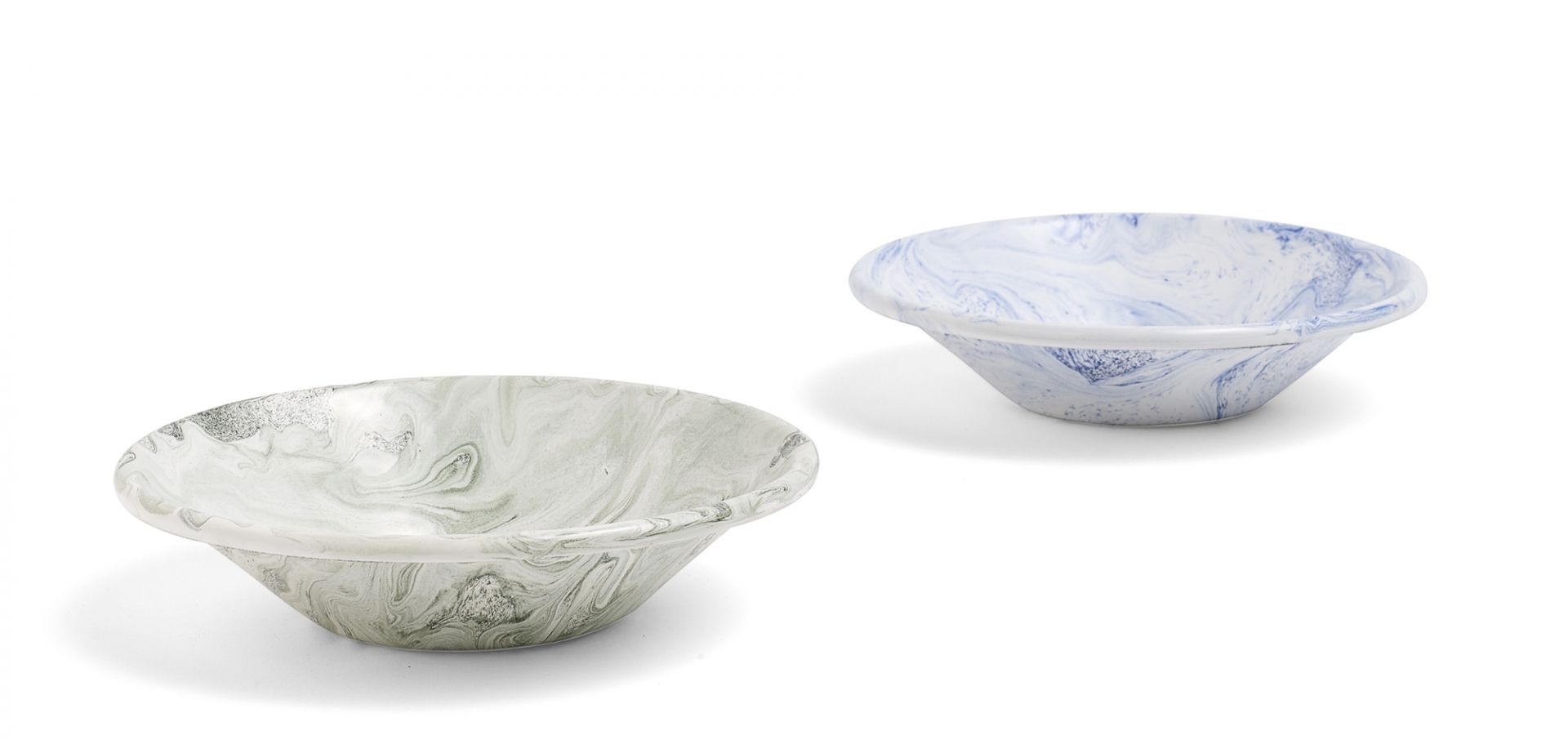 Zwei tiefe Hay Soft Ice Teller in Marmoroptik, grün und blau, auf weißem Hintergrund.