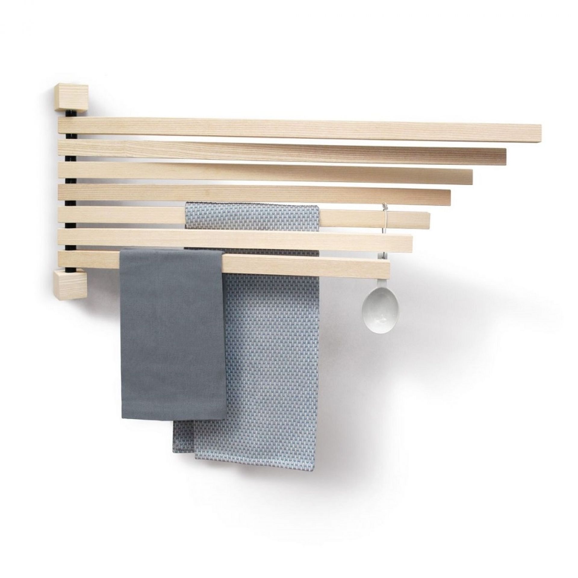 Pavo L Peacock Wandhänger: Großer, hölzerner Handtuchhalter mit Handtüchern an einer weißen Wand.