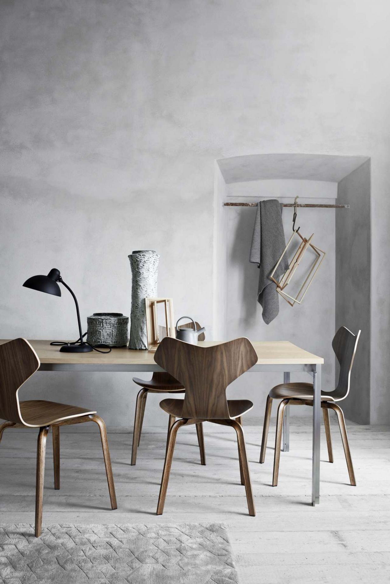 Esszimmer mit PK51 Esstisch von Fritz Hansen und Holzstühlen in minimalistischem Design.