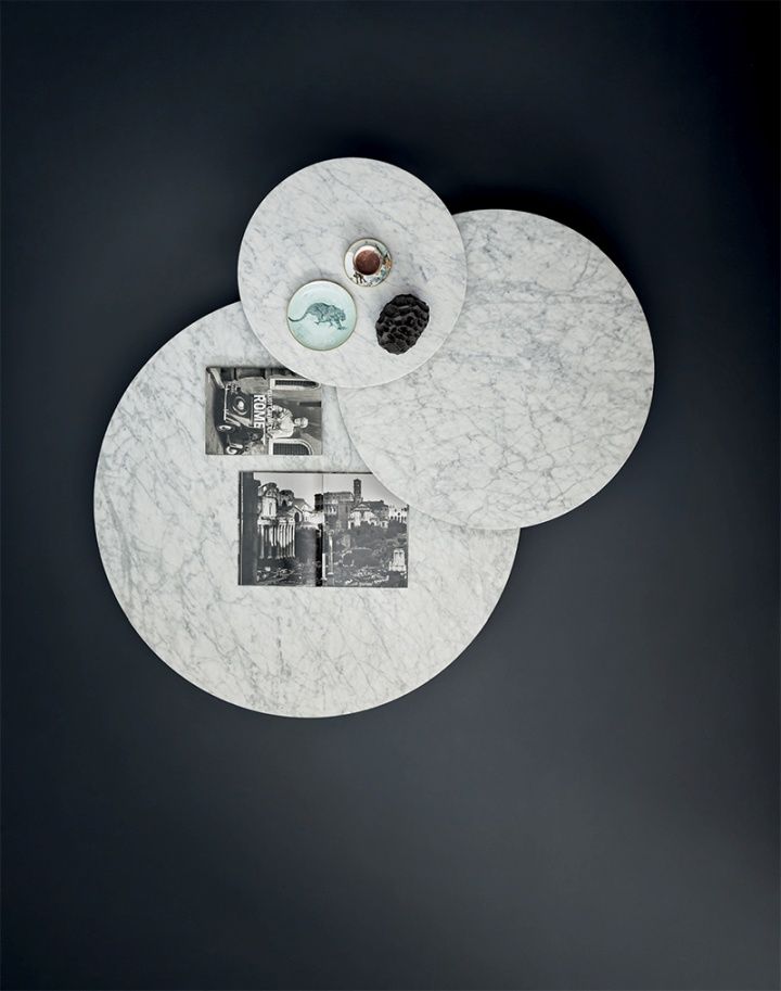 Drei runde Couchtische aus Marmor, Grasshopper Couchtische von Knoll International, mit Zeitschriften und Geschirr.