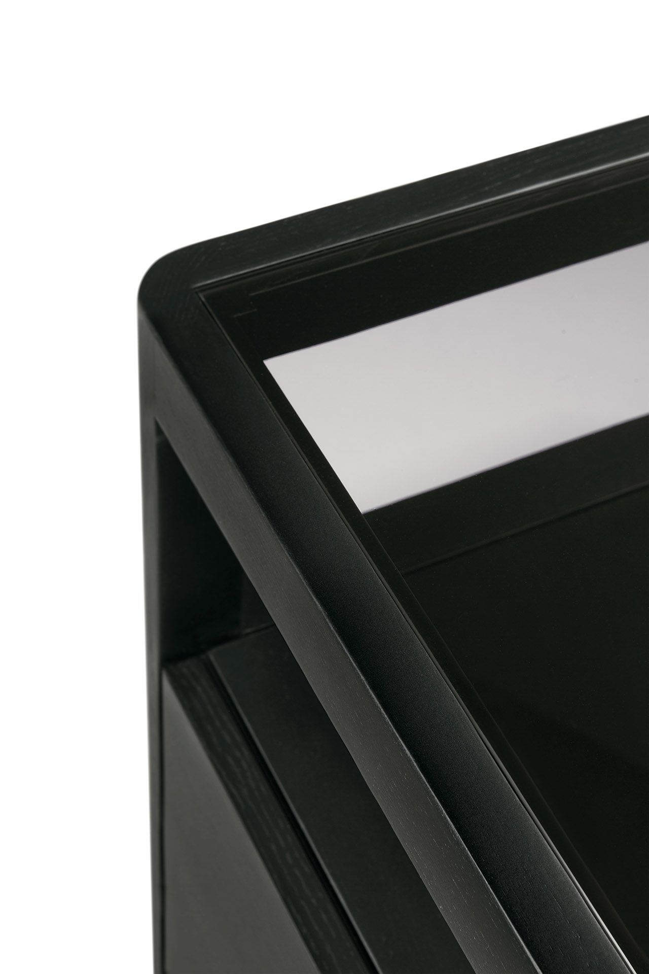 Detailaufnahme: Spindle Kommode von Ethnicraft, schwarzes Eichenholz, Schubladen, modernes Design.