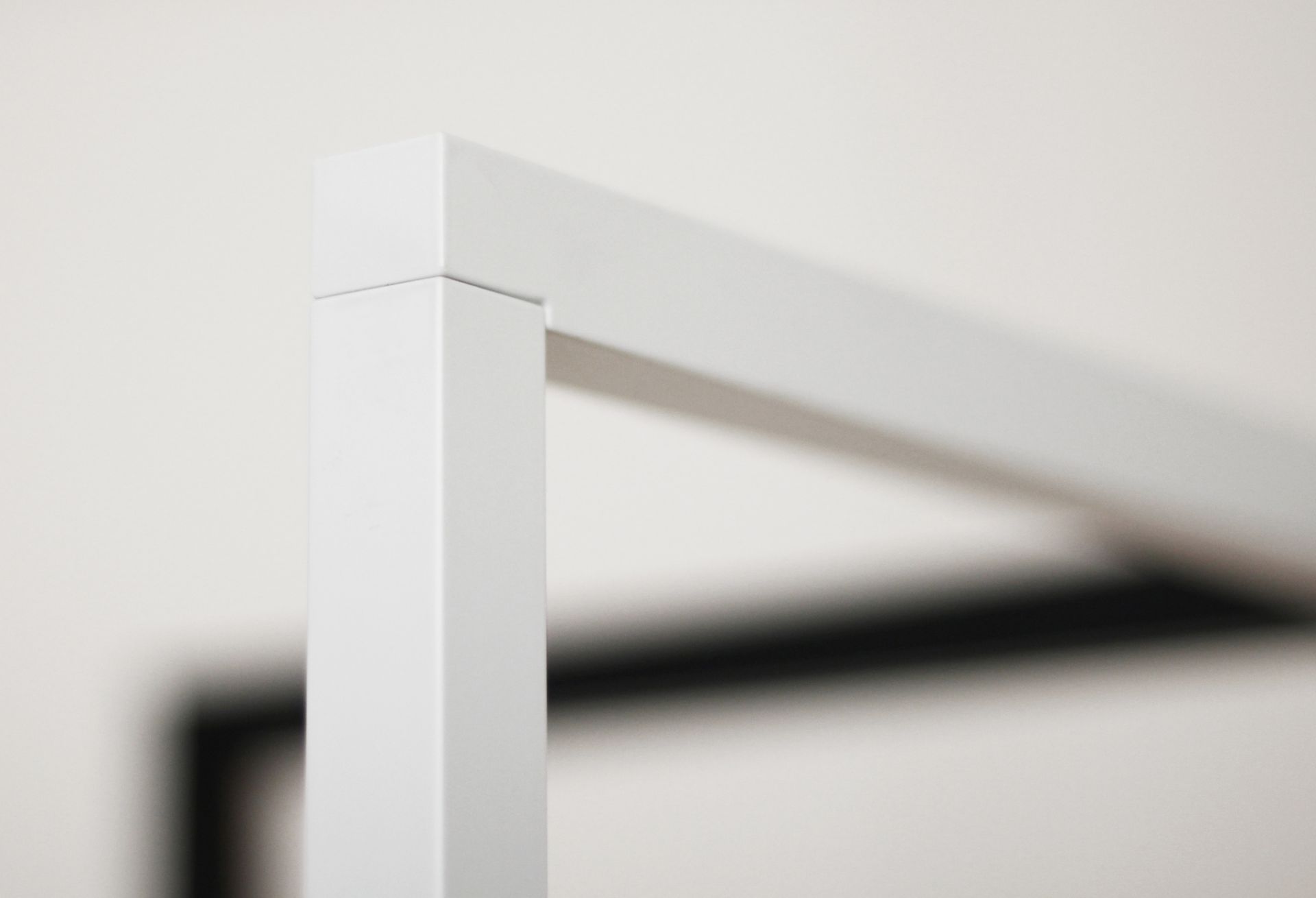 Detailaufnahme der weißen Modular Frames L Garderobe von Roomsafari, minimalistisches Design für Flur und Ankleidezimmer.