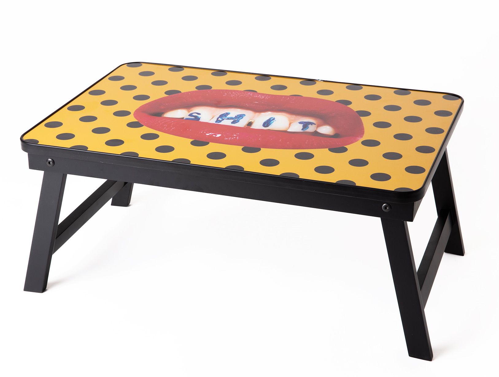 Toiletpaper Seletti Sofa Tray Tablett mit gelbem Punktmuster und rotem Mund mit dem Wort "Shit".