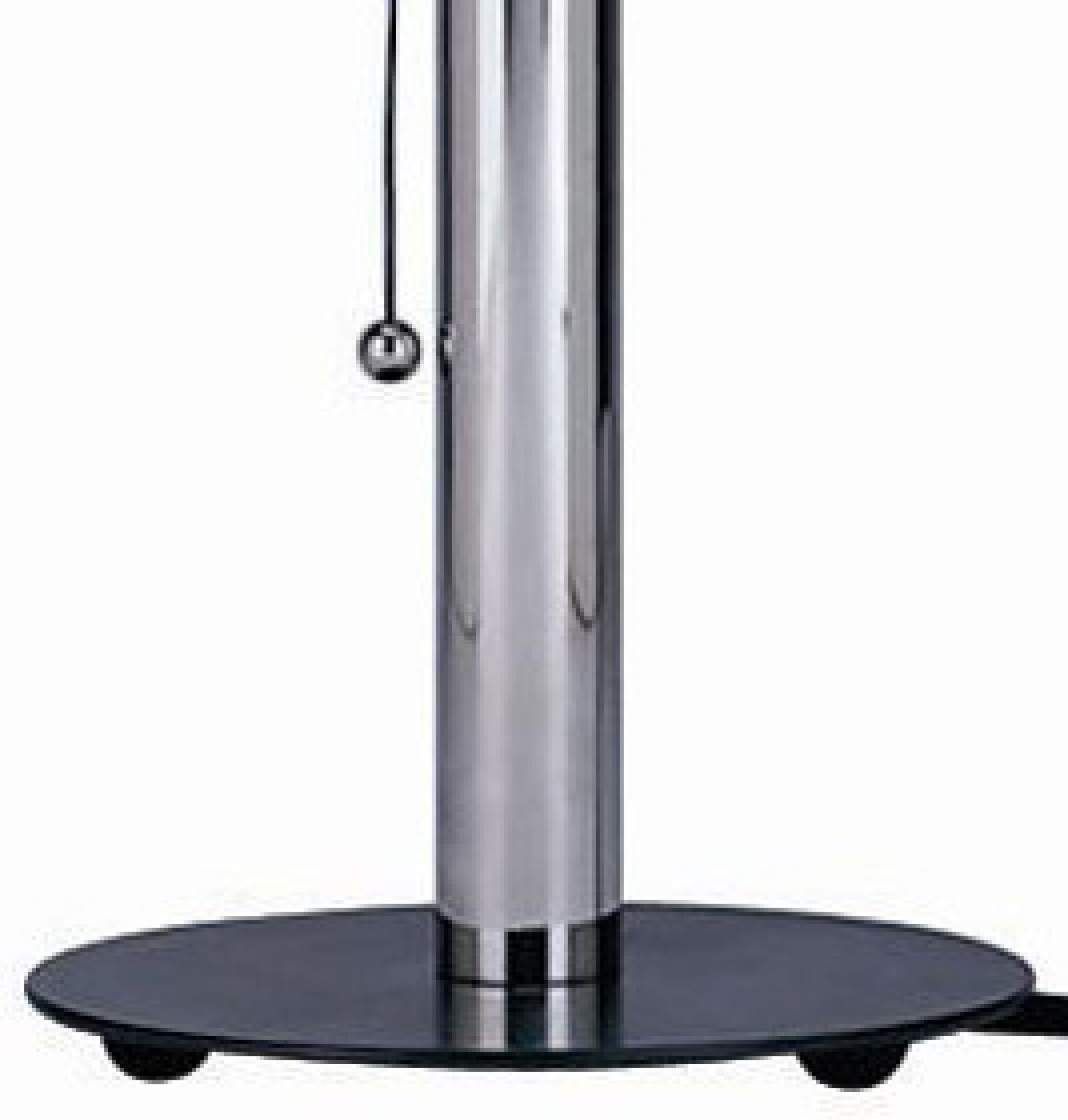 Detailaufnahme der Wagenfeld Tischleuchte WA 23 SW von Tecnolumen mit verchromtem Schaft und schwarzem Glasfuß.