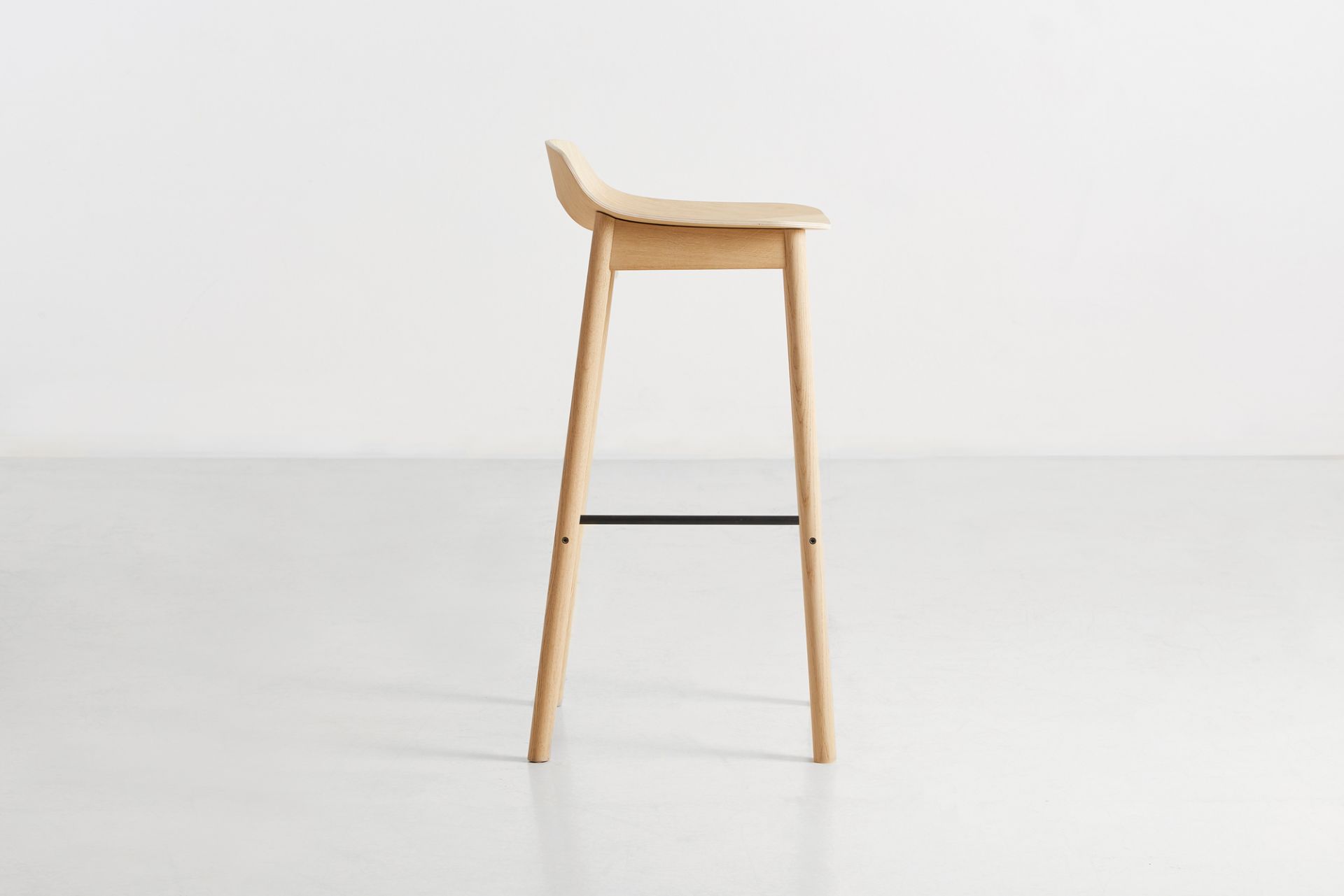 Mono Barhocker aus Eiche, weiß pigmentiert, von Woud. Skandinavisches Design für Küche oder Bar.