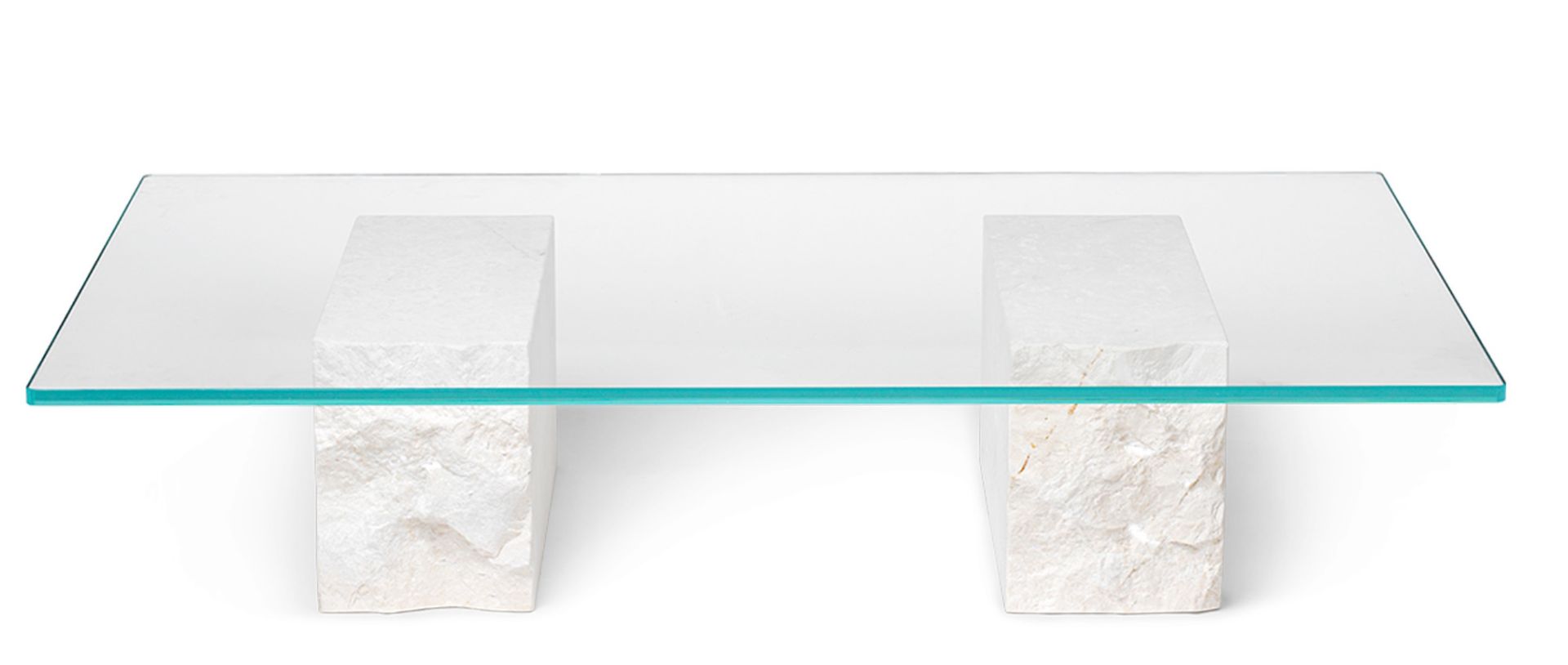 Mineral Couchtisch Bianco Curia von Ferm Living mit Glasplatte und weißen Marmorfüßen.